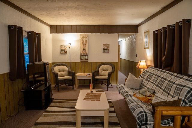 Chọn thảm trải sàn phù hợp với thiết kế phòng khách tạo nên sự hài hòa, sang trọng